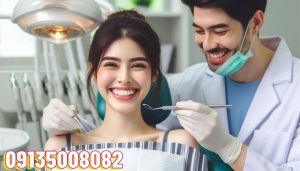 دندانپزشک درحال انجام بلیچینگ دندان برای بیمار است در اصفهان